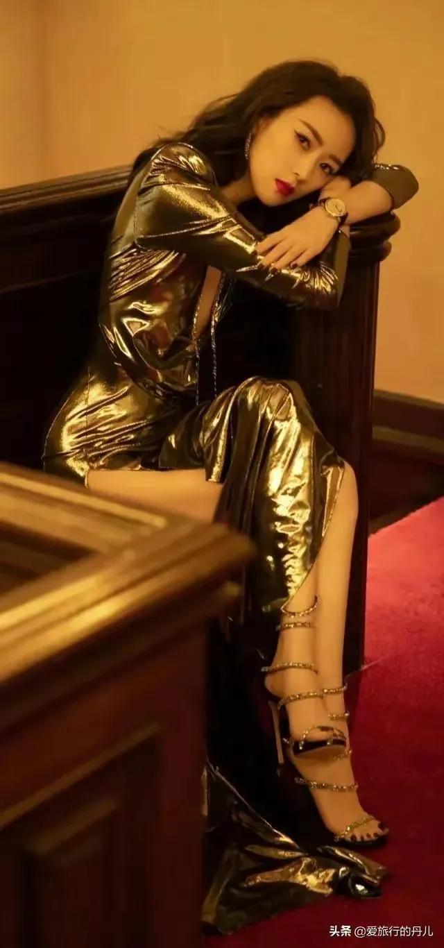 最新女明星时尚晚礼服，与自然美景的时尚对话之旅
